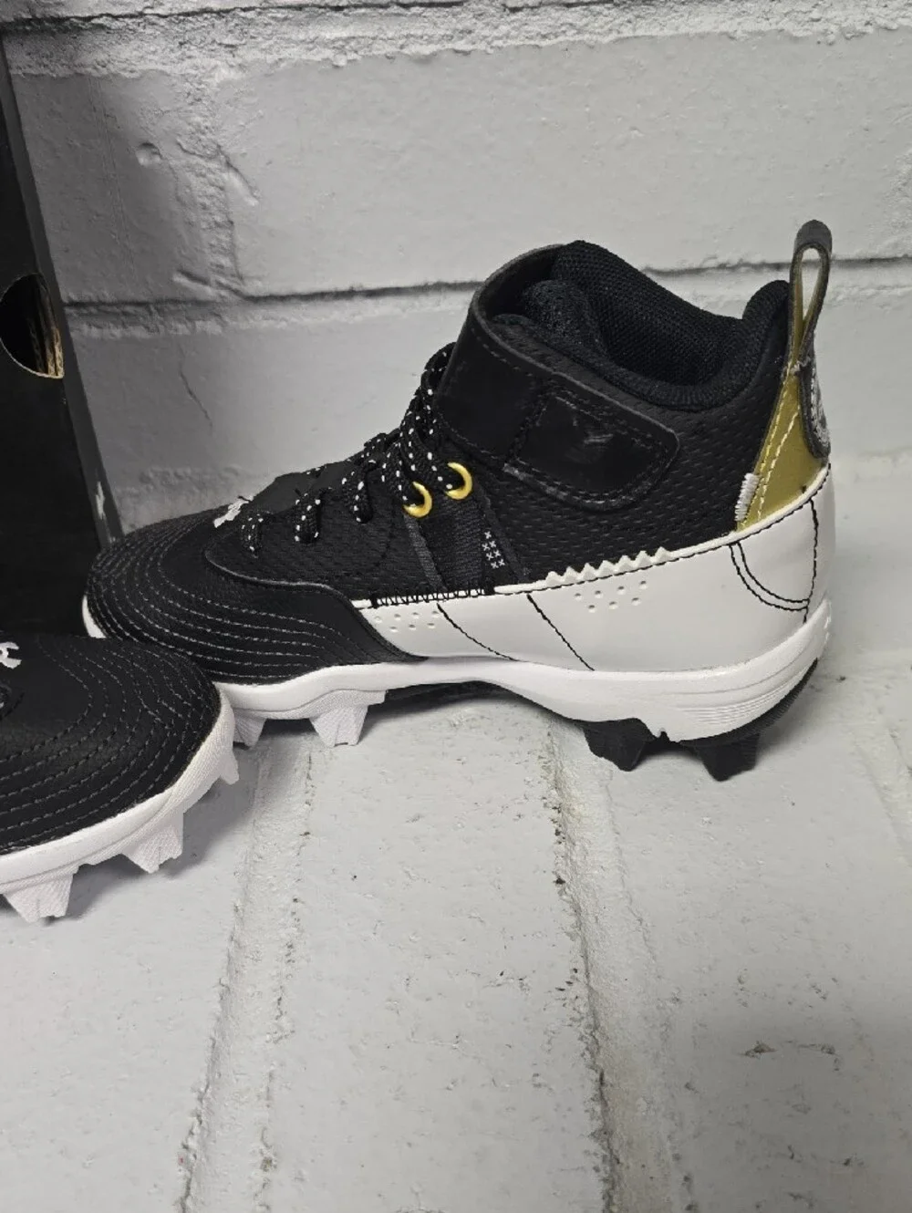 Under Armour Kids Black White and Gold Cleats with BH Strap.  Size 11k. NIB